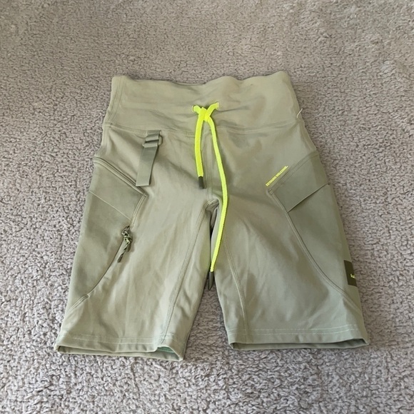 lululemon athletica Pants - Lululemon Cargo Super-High-Rise Hiking Short 8" size 4 Laurel Green/Hiking Short